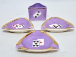 FS - Raro jogo de 3 cinzeiros e 1 porta cigarros. Executados em antiga porcelana de ótima qualidade, adornados por trabalho de motivo de naipes e ricos filetes á ouro. Perfeito estado de conservação. Cinzeiros medem 10,0 x 10,0 cm cada. Porta mede 5,0 x 7,0 x 6,0 cm.