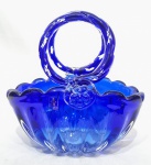 CRISTAIS SÃO MARCOS - Lindíssima e imponente cesta, executada finamente em pesado vidro artístico de Murano de ótima qualidade e manufatura, adornada por rico trabalho gomado e bordas tiotadas com floral. Perfeito estado de conservação, mede 21,0 cm de altura x 22,5 cm de comprimento x 14,0 cm de largura.