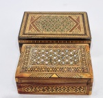 Lindíssimo pandam de caixas, feitas á mão em madeira nobre de ótima qualidade, adornadas por riquíssima marchetaria e fino acabamento com madre pérola. Perfeito estado de conservação. Maior mede 4,0 cm de altura x 14,0 cm de comprimento x 10,0 cm de largura. Menor 4,0 x 12,0 x 8,5 cm.