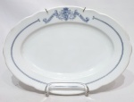 Hutschenreuther - SELB, BAVARIA, ALEMANHA - Raríssima e linda travessa rasa de coleção, executada finamente em antiga porcelana de excelente qualidade e renomada manufatura. Motivo de brasão alemão. Acompanha suporte de paredes. Perfeito estado de conservação. Mede 19,0 x 27,5 cm. Alemanha, meados do Século XX.