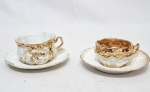 Belíssimo e antigo pandam de xícaras de coleção, feitas em porcelana de ótima qualidade e manufatura, adornadas por rico trabalho em relevo com ouro. Maior mede 5,5 x 13,5 cm. Bom estado de conservação, possui desgaste decorrente do tempo no ouro.