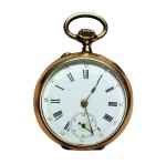 ANTIGO RELÓGIO DE BOLSO COM BELA CAIXA EM OURO 18K TEOR 750, FEITIO DE EXCEPCIONAL OURIVESARIA, DECORADO COM RICO TRABALHO, BELO MOSTRADOR DE FUNDO BRANCO ESMALTADO E ALGARISMO ROMANO. MAQUINÁRIO COM SEGUNDOS E MECANISMO REMONTOIR ANCRE 15 RUBIS A CORDA FUNCIONANDO NO ESTADO. SUÍÇA INICIO DO SÉCULO XX. MEDE APROX 3,4 CM. PESO TOTAL 32 GRAMAS.