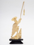 Escultura em marfim representando pescador. Altura: 15cm.