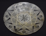 Centro de mesa em vidro translucido com lapidação em baixo relevo. Med: Alt 04cm / 34cm diâmetro