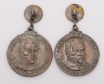 Par de medalhas comemorativas em prata, adaptadas para brincos. Peso do par: 35,3g.