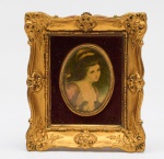 Antigo porta retrato moldura em madeira com patina dourada e fundo veludo carmesim  Med: 14x12m