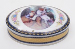 LIMOGES - Porta jóias em porcelana francesa esmaltada e vitrificada na cor branca, com decoração floral e cena galante. Medidas: 5 x 13 x 8cm.