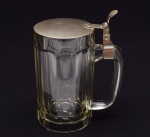 Caneco para chopp em vidro translúcido com tampa em metal. Altura e diâmetro: 16 x 9cm.
