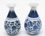Par de vasos em porcelana oriental esmaltada e vitrificada com decoração floral. Marcados na base. Altura: 13cm.