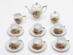 Miniatura de serviço para café em porcelana esmaltada e vitrificada na cor branca com decoração damas e anjo. Composto de 1 bule, 1 leiteira, 1 açucareiro e 6 xícaras com pires. Total de 9 peças.