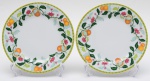 VISTA ALEGRE - Par de pratinhos para pão em porcelana portuguesa esmaltada e vitrificada com decoração de frutas. Diâmetro: 19cm.