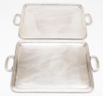 Conjunto composto por 02 bandejas em metal. Med: 50x32cm (apresenta desgaste na alça, marcas de uso)