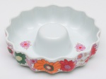 REAL - Forma para bolo em porcelana esmaltada e vitrificada na cor branca com decoração floral, da linha CALORAMA. Altura e diâmetro: 5 x 21cm.