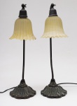 Par de luminárias em bronze, cúpulas em vidro fosco. (1 cúpula no estado). Altura: 49cm.