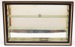 Antiga vitrine expositora, moldura em madeira, interior espelhado. Espelho apresenta marcas do tempo. Medidas: 40 x 60 x 8cm.