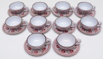 Conjunto de 10 xícaras para café com pires,em porcelana esmaltada e vitrificada na cor branca, com decoração floral. 3 xícaras apresentam bicado.