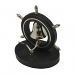 Campainha de mesa estilo naval / art deco em madeira ebonizada, na forma de timão com guarnição em metal prateado. Medidas: 13 x 10 x 15cm.