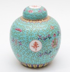 Potiche em porcelana oriental esmaltado na cor verde, decoração floral e caracteres, Med: 21 cm x 19 cm de diâmetro