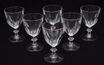BACCARAT - Conjunto de 06 taças para vinho tinto em cristal translúcido de manufatura francesa, decoração gomada dito dedão,  haste facetada e base circular. Med: 14 cm