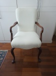 Cadeira em madeira nobre, assento e encosto estofados na cor branca. Medidas: 98 x 55 x 57cm. RETIRADA NA TIJUCA PELO ARREMATANTE, APÓS AGENDAMENTO PRÉVIO.