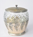 Bomboniere em cristal translucido lapidado em losangos, base e tampa em metal com decoração floral. med: 15 cm x 14 cm de diâmetro