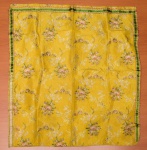 Tapete / tapeçaria, com predominância de cor amarela e decoração floral. Medidas: 90 x 90cm.