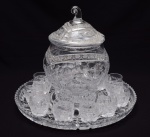 Poncheira e base em cristal acompanha 11 canecas de igual lapidação. Med: Alt 34cm / diâmetro base  45cm