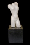 Bruno Giorgi. (Mococa, SP. 1905 - Rio de Janeiro, RJ. 1993). "Torso". Escultura em mármore b