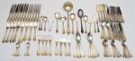 Elegante faqueiro em prata de lei Sterling lisa, teor 925 mm. Contém: 12 garfos refeição; 12 facas r
