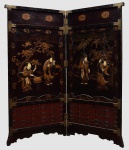 Belíssimo biombo oriental "Coromandel" de madeira laqueada com fundo preto, ricamente decora