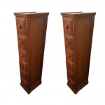 Par de gaveteiros em madeira com tampo apoiado em caixa retangular com 6 gavetas, apoiadas em rodízios, 23 x 32, Alt. 102 cm.