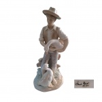 Escultório em porcelana européia representando gansos, marcado na base Mati  Piero, Alt, base: 13 x 11 cm.