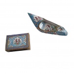 Duas peças em cloisoné sendo um cinzeiro representando sapatinho e um porta-fósforo, Com. 12 e 5,5 cm.