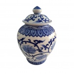 Potiche em porcelana nas cores blue and white representando flores, com selo azul na base, Alt. 22,5, Diam. 14 cm.
