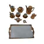 Bandeja em porcelana branca com bordas douradas e 9 miniaturas vermeilles, sendo uma peça sem a tampa, Alt. 6 a  1,5 e  15 x 9 cm.