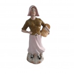 Escultório em biscuit policromado representando campesina, Alt. 24, base: 9 x 8 cm.