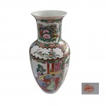 Vaso chines decorado com  policromia representando flores pássaros e figuras no jardim, marcado com selo vermelho na base, Alt. 40, Diam. 18 cm.