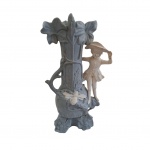 Solifleur em Wedwood na cor azul com figura galante apoiada ao tronco,  Alt. 14,  6 x 5 cm.