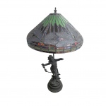 Antiga luminária de mesa Art Deco, corpo em bronze representando Diana, cúpula estilo Tiffany modelo libélula, Alt.78, Diam. Cúpula 40, base 19 cm.