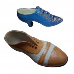 COLECIONISMO - Dois sapatos em cerâmica policromada sendo um de salto decorado com pedras peroladas e dourado, Com. 11 e 12 cm.