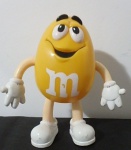 Boneco Antigo Promocional dos Chocolates M&M, na cor amarela - peanut Importado. Medida: 17 x 16 cm. Marcas de uso