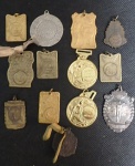 Lote com treze medalhas diversas. diversos materiais e tamanhos.