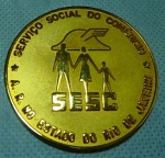 Medalha da Inauguração do SESC de Nova Iguaçú datada de 13 de setembro de 1993. Ao centro Imagem de prédio do SESC. Acondicionado em seu estojo aveludade. Diam 55mm.