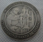Medalha - Sto Antônio o Santo de Lisboa - Verso 1139 da Espada à Lei 1386 - A Manhã do Reino. Medalha em Prata Cinzelada. Marca do Prateiro no verso. Diam. 4cm.