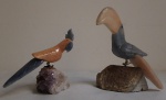 Dois pássaros em pedra brasileira, representando um papagaio e um tucano, rico em detalhes e trabalho bem executado. Me. 13,5cm x 9cm e 9cm x 11cm