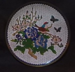 Cloisonné - Antigo prato do princípio do Séc XX, adornado com figuras de pássaros entre borboletas e flores sobre fundo branco. Med 20 cm de diam