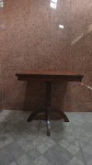 Mesa de bar em madeira envernizada em mogno em bm estado de conservação. Med: 70 x 73 cm