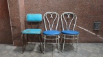 Cadeiras vintage em ferro com estofamento na cor azul. Perda de pigmento. No estado - Total 3 peças.
