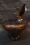 VIDRO MURANO, escultura italiana, arte em vidro soprado com aplicações em pó de cobre, representando pássaro em uma fonte, no estado, apresenta restauro na cauda medindo 21cm altur