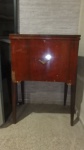 Antiga máquina de costura marca Singer em belo gabinete de madeira com pés ao estilo década de 60.
